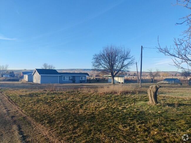 Building Photo - Country Home with Room for Horses or Lives...