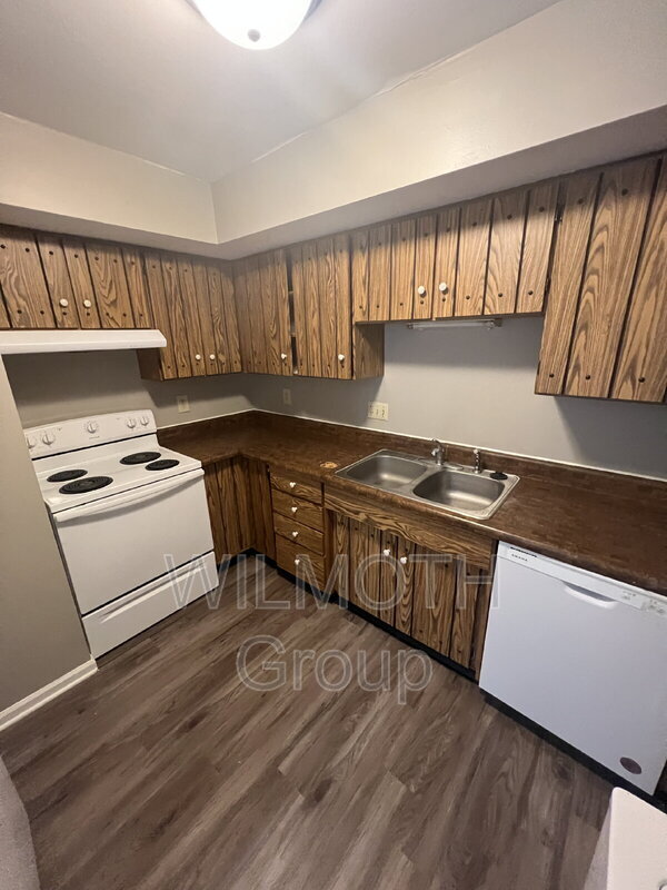 Photo - 1320 Millerwood Dr Unidad #4