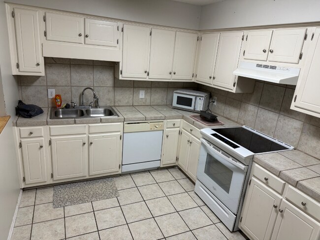 Photo - 720 Coventry Ln