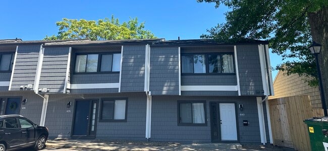 Vista del estacionamiento - Akron U Townhomes - Student Housing