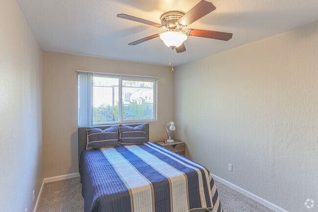3BR, 1BA - 943 SF