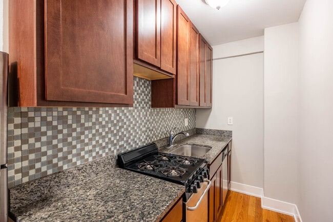 Photo - 435 W Roscoe St