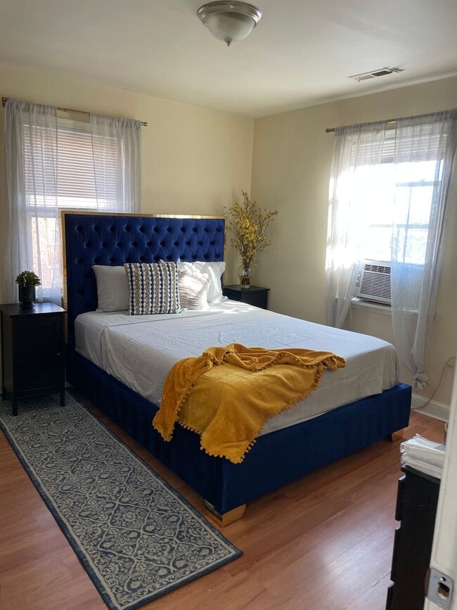 Building Photo - Charming 2 BR/1 BA Apartment in Congress Heights! Unit ( 2)