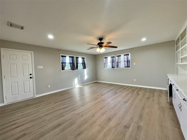 Photo - 817 N Valderas St