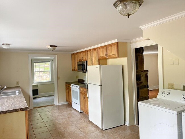 Photo - 807 Mt Jefferson Rd