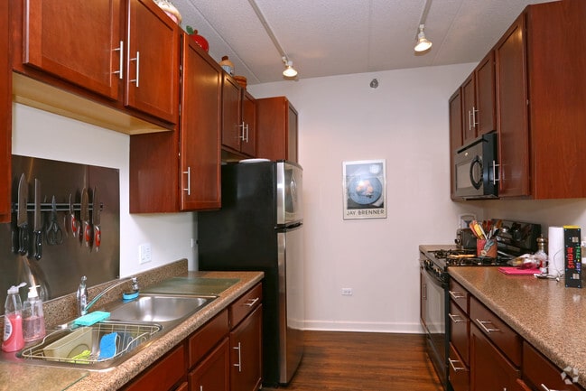 2BR, 2BA - Kitchen