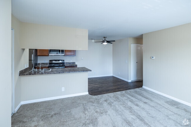 2BD, 2BA - 816SF - Kitchen - Stone Pointe Village