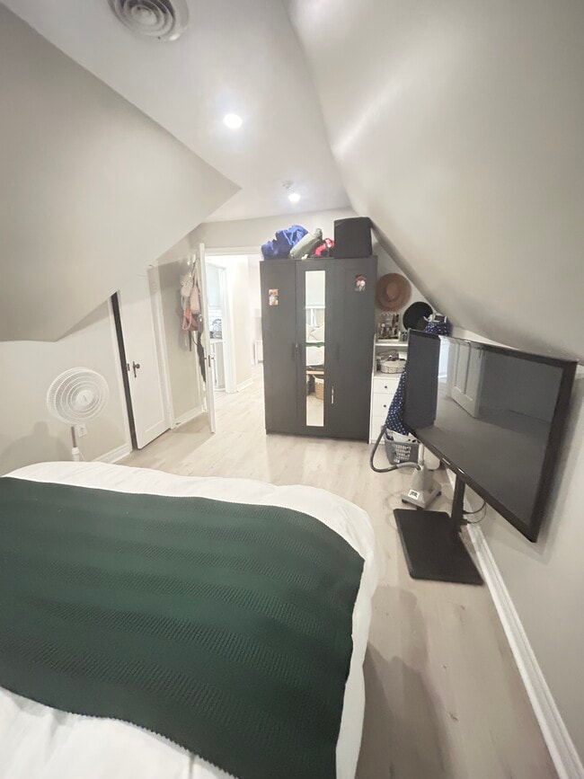 Building Photo - Spacious 1 Bed in Durand Unit 301