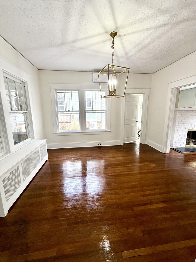 Comedor - 2312 Hawthorne Ave