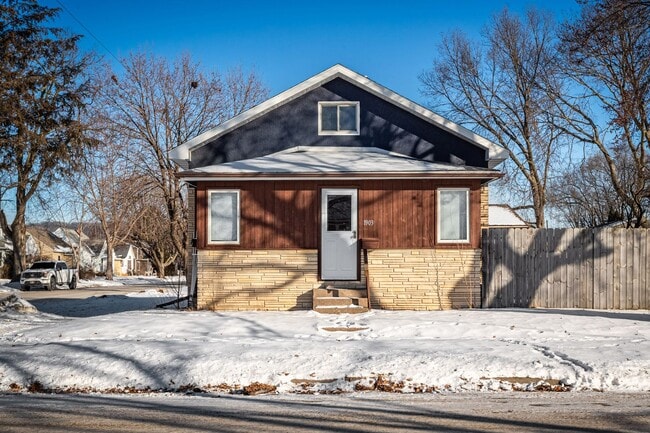 Building Photo - Charming 2 Bedroom Home with a Huge Fenced Yard & Garage