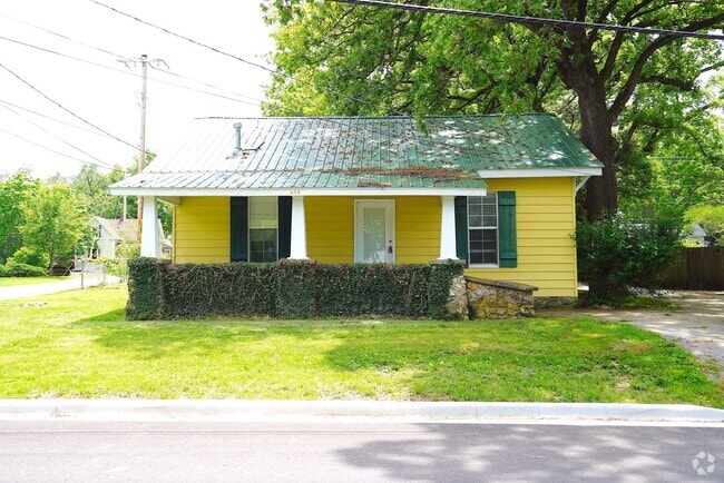 Building Photo - PRE-LEASING! Adorable Bungalow Steps From ... Rental