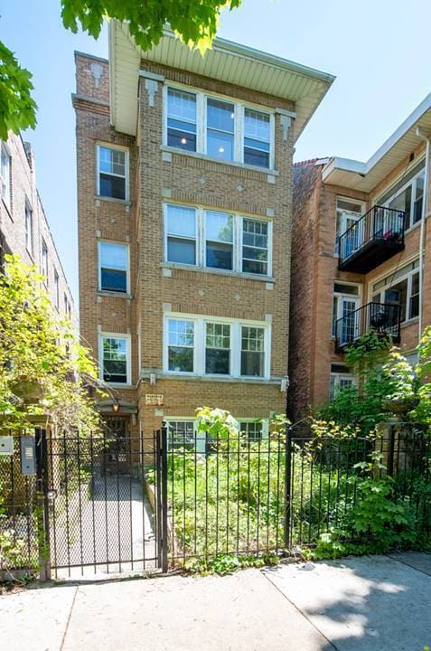 Building Photo - 4825 N Sawyer Ave Unit 2