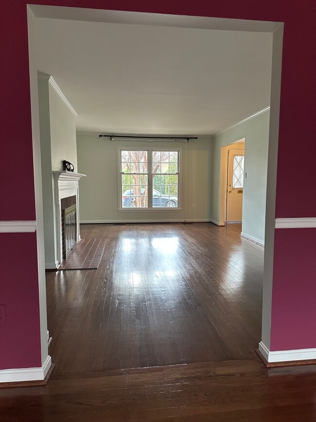 Photo - Beautiful 3 Bed 2.5 Bath Interior Townhome With Fenced Yard In Hallcrest Heights