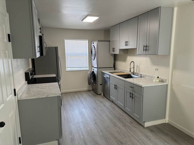 Building Photo - 625 Sunny Ln Unit D