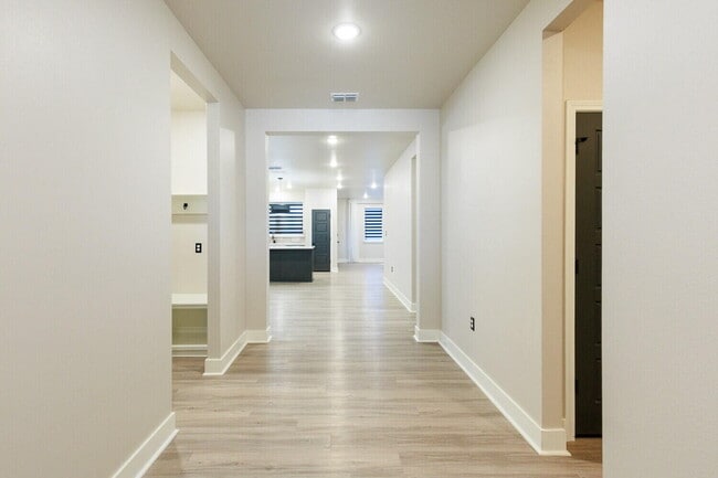 Photo - 5825 Grinnell St