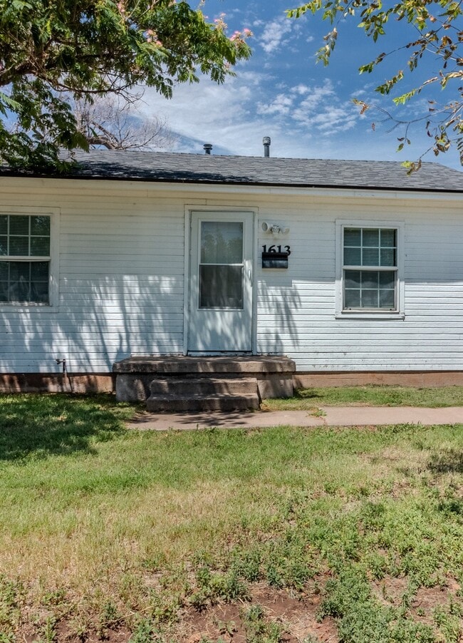 Building Photo - 1613 Nix St Rental