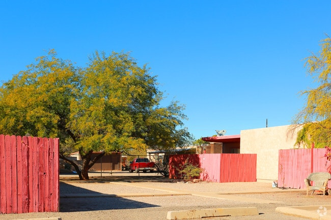 Photo - Glenn Plaza Apartments