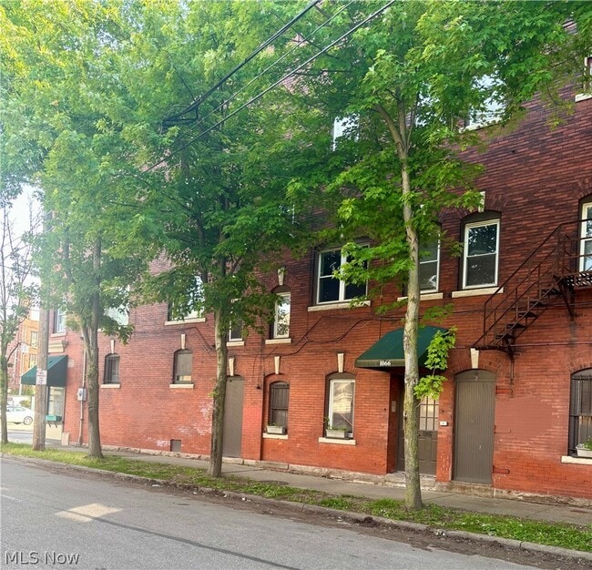 Building Photo - 1066 E 62nd St Unit 5