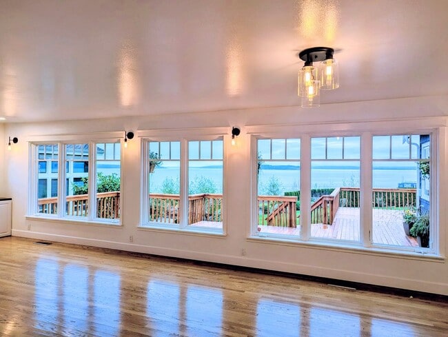 Photo - 4Bd/2.75Ba Mukilteo House