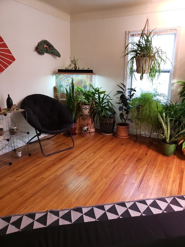 Photo - 1945 Hawthorne Ave E