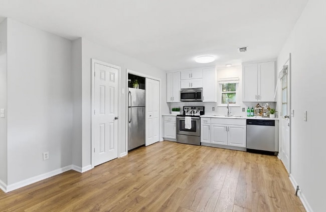 Photo - 2690 airplane Dr