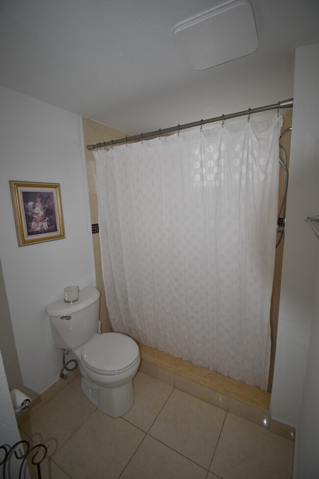 Photo - 8469 SW 137th Ave Unidad 2 bedroom 2 bath Kendale