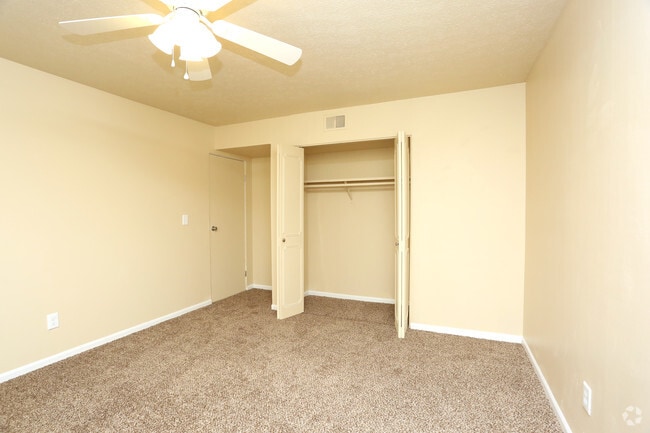 2BR, 1BA - 985 SF - Bedroom