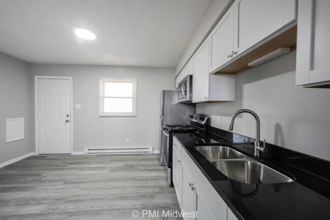 Photo - "Charming 2-Bed Oasis in Fountaintown – Cozy Living with Modern Comforts!" Unit 2B