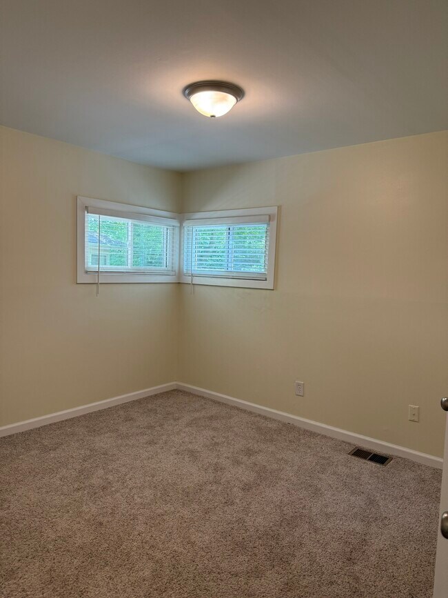 Bedroom 2 - 922 Kramer Ave