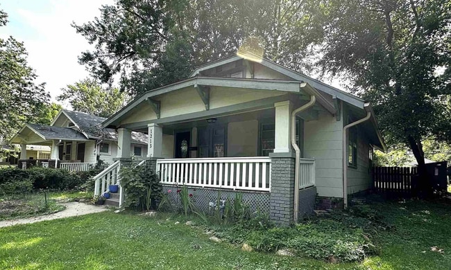 Building Photo - Don't Miss Out on this beautiful bungalow!