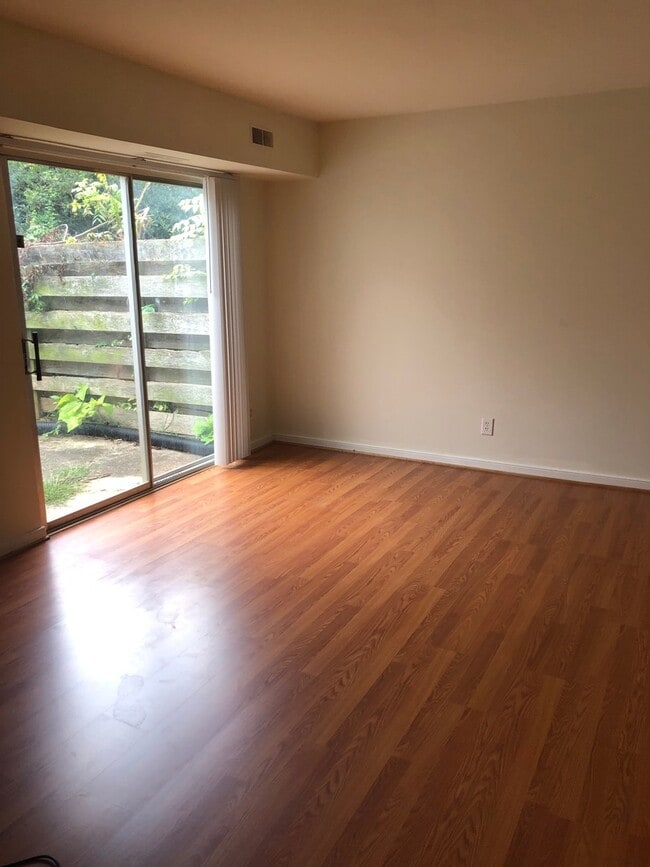 Building Photo - Spacious two bedroom townhome