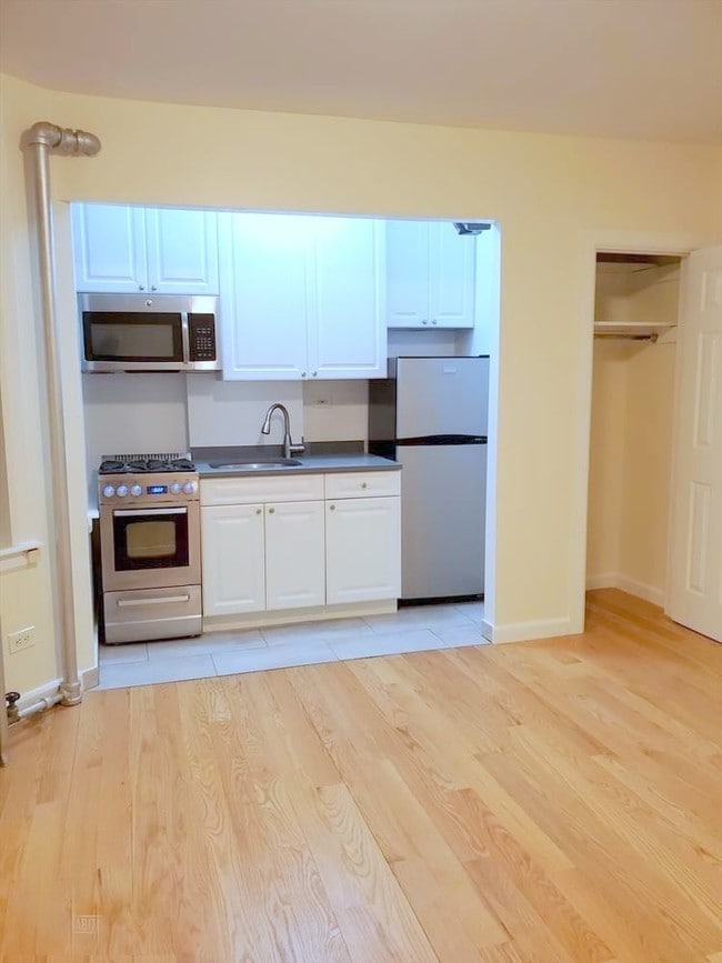 Photo - 218 W 10th St