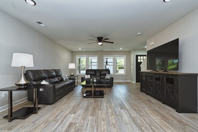 Photo - Like New and Move In Ready!