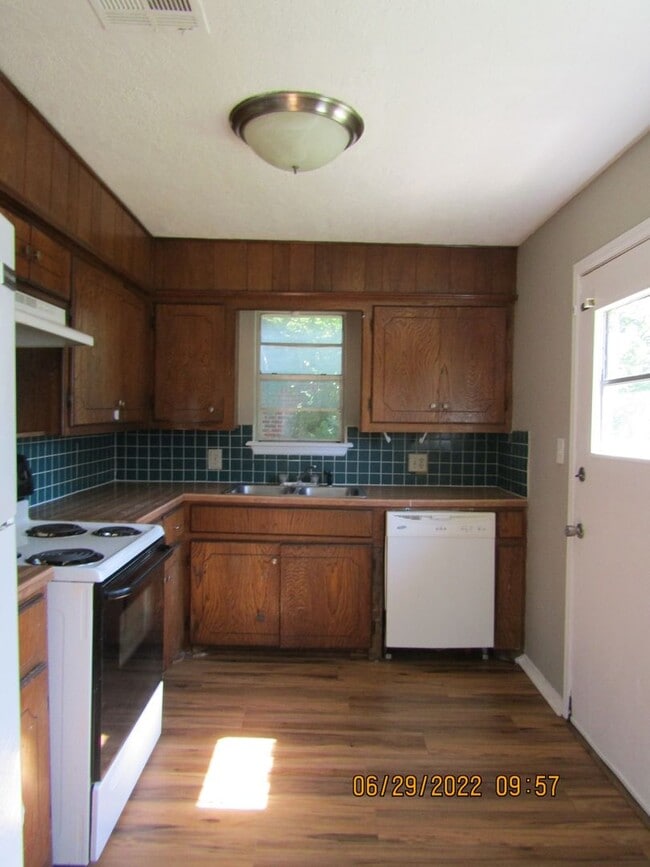 Photo - MOVE IN SPECIAL: $200 OFF OF THE 1ST FULL MONTH'S RENT!