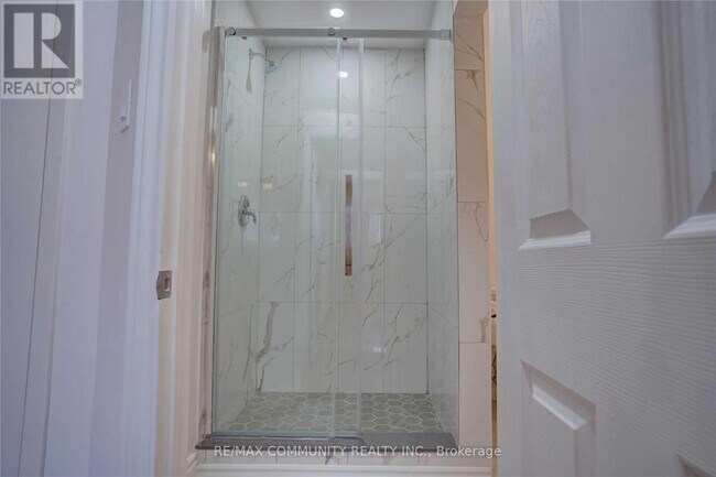 Photo - 435 Maplewood Dr