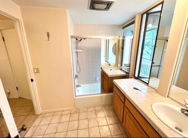 Full Bathroom - 1404 Morningside Dr Unit 3 Room Studio