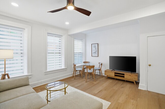 313 C St SE Unidad Luxury 1-bed furnished