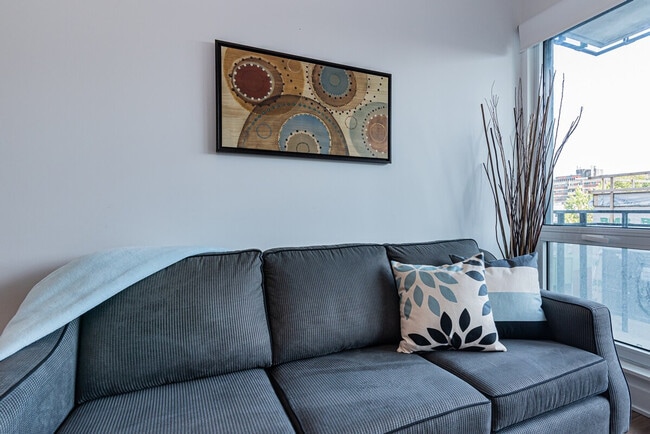 Building Photo - 1635 Rue St-Hubert