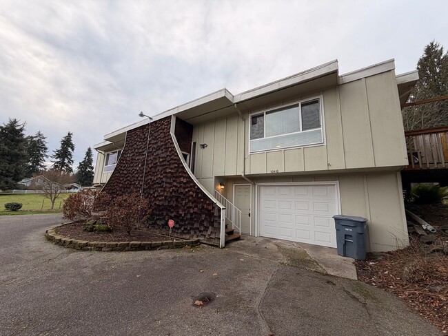 Building Photo - Fully Furnished 2 bed, 1 bath w/ Garage in Puyallup!