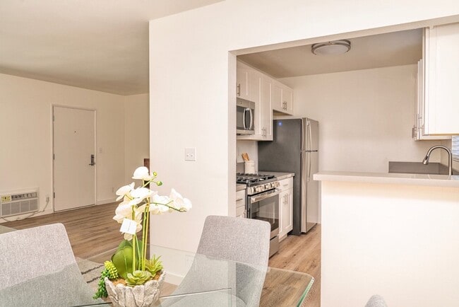 Mid-century LA style in Sherman Oaks!