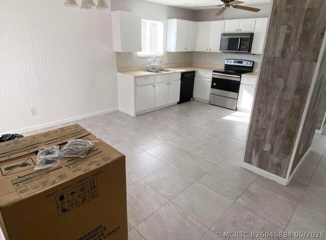 Photo - 371 Maplecrest Cir