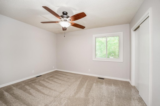 Photo - Cute 3 bedroom house near shopping, restau...