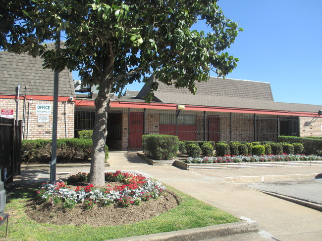 The Cleme Manor Welcome Center - Cleme Manor Apartments