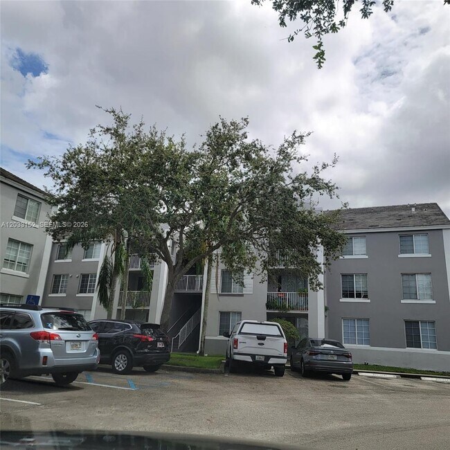 Building Photo - 711 SW 111th Way Unit 301