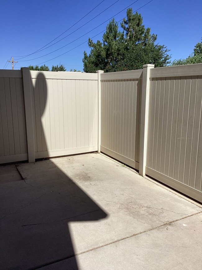 Photo - 340 1425 N St