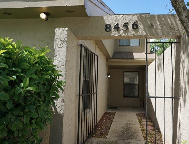 Building Photo - 2 Bedroom 2 Bathroom End Unit Townhome Close to NAS