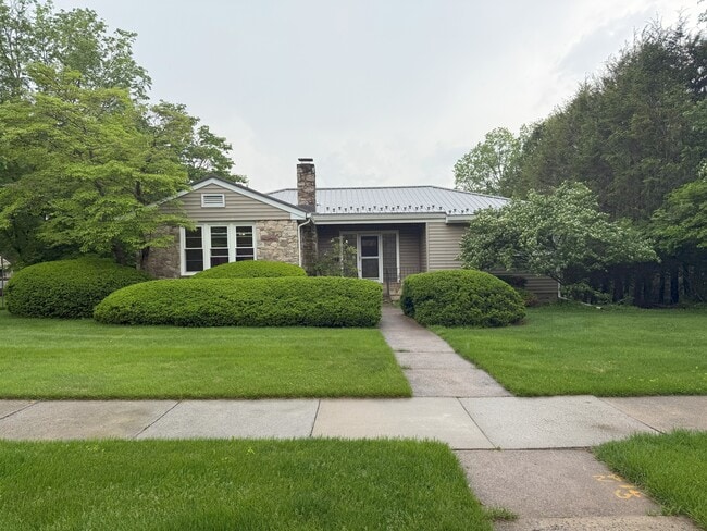 Building Photo - 403 E Mitchell Ave Rental