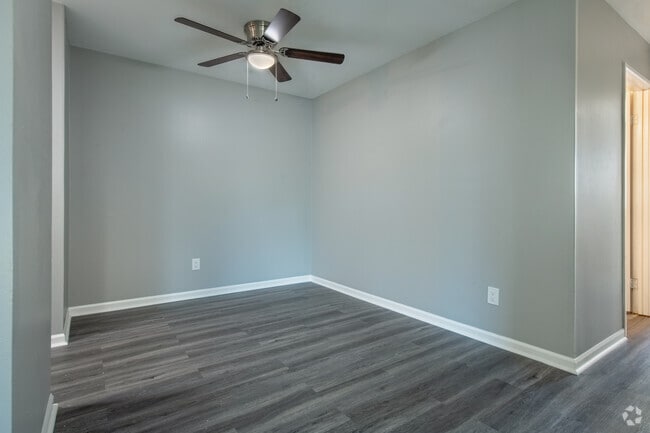 2BR, 1BA - 860SF