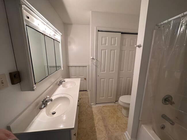 Bath V1 - 426 W Main St Unit C