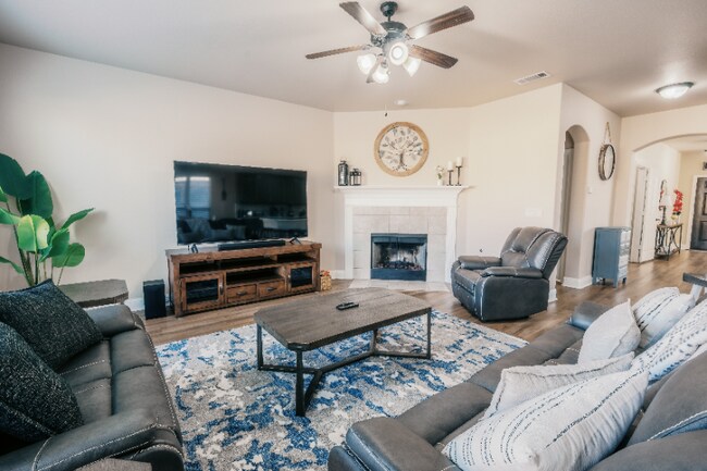 Photo - 728 Chatsworth Dr